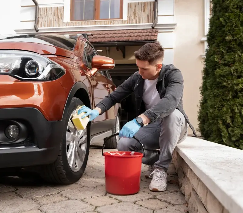Lavage auto à domicile Saint-Gervais-les-Trois-Clochers : professionnel intervenant sur un véhicule